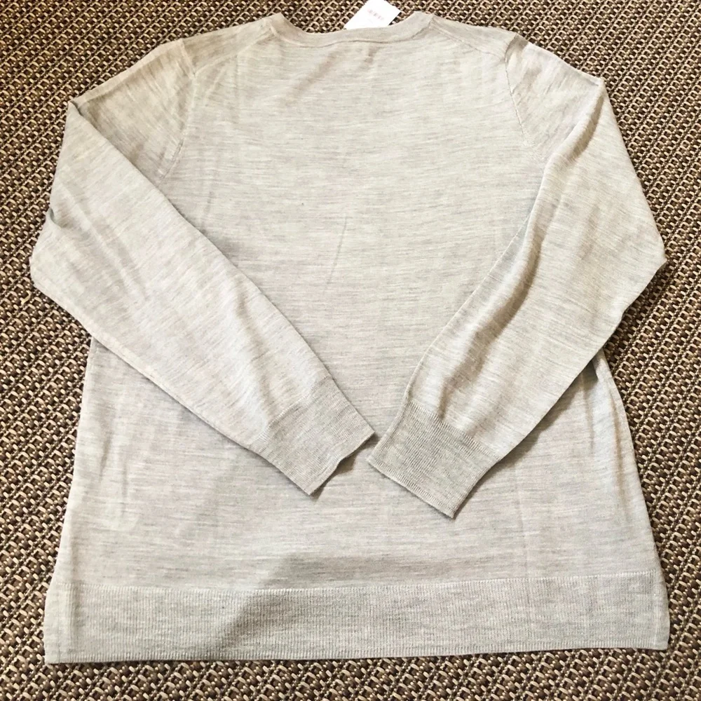 🤍NEW! J Crew Grey Long Sleeve Pullover V-Neck Lightweight Sweater